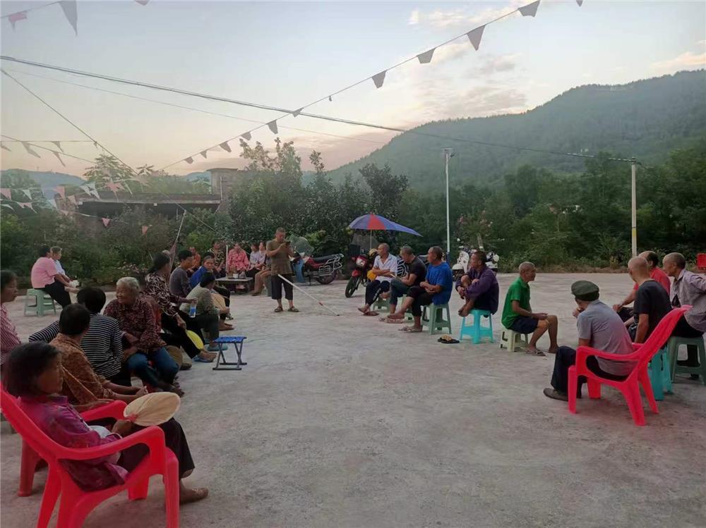 9月4日,石安镇牌楼村,工作人员以院坝会形式为村民宣讲群防群治安全知识。