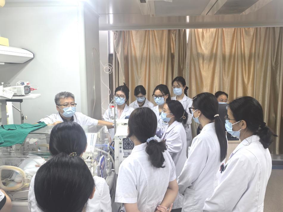 中大医院儿科医疗团队讨论患儿救治策略