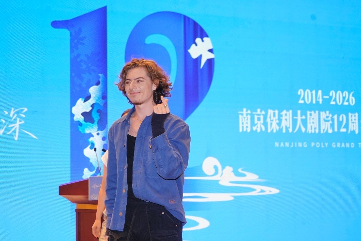莫里哀饰演者亚尼斯·理查德与观众互动