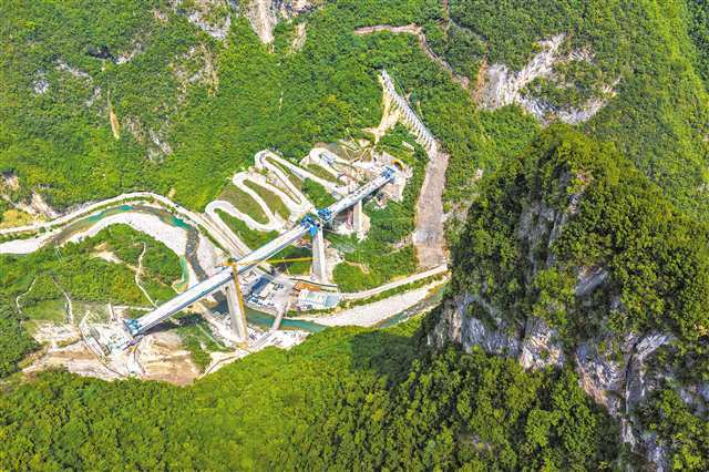 这是9月8日拍摄的西渝高铁朱家山隧道建设现场(无人机照片)。新华社记者 唐奕 摄