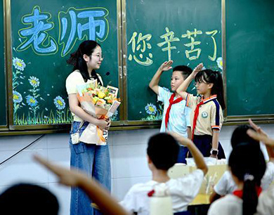 万年县：致敬老师