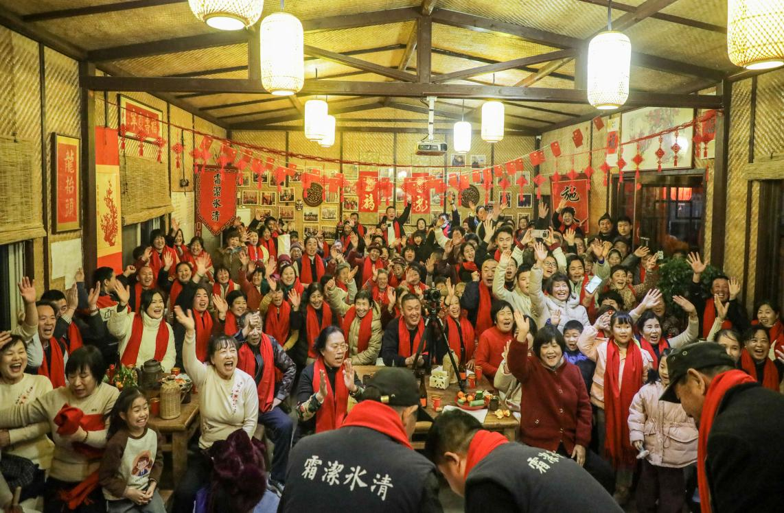 青岛乡里乡亲|村字号活动:茶韵乡音满梁祝 “村戏”舞台绽芳华