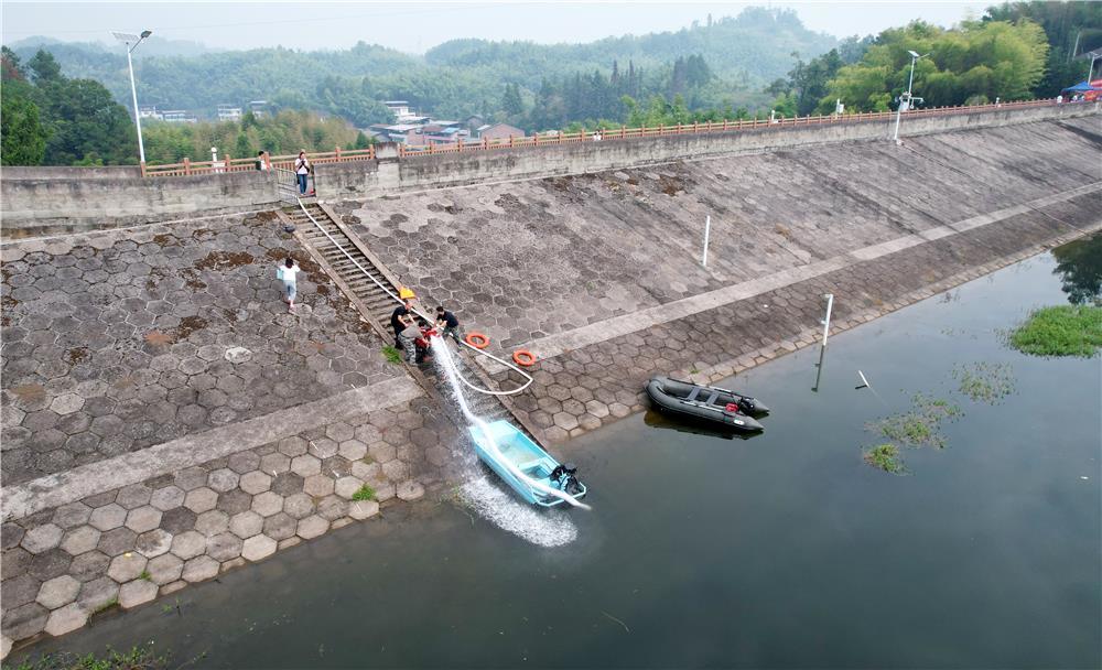 梁平区花石水库防汛抗旱综合实战演练现场，应急抢险组人员在使用抽水设备为村民供水。向成国 摄