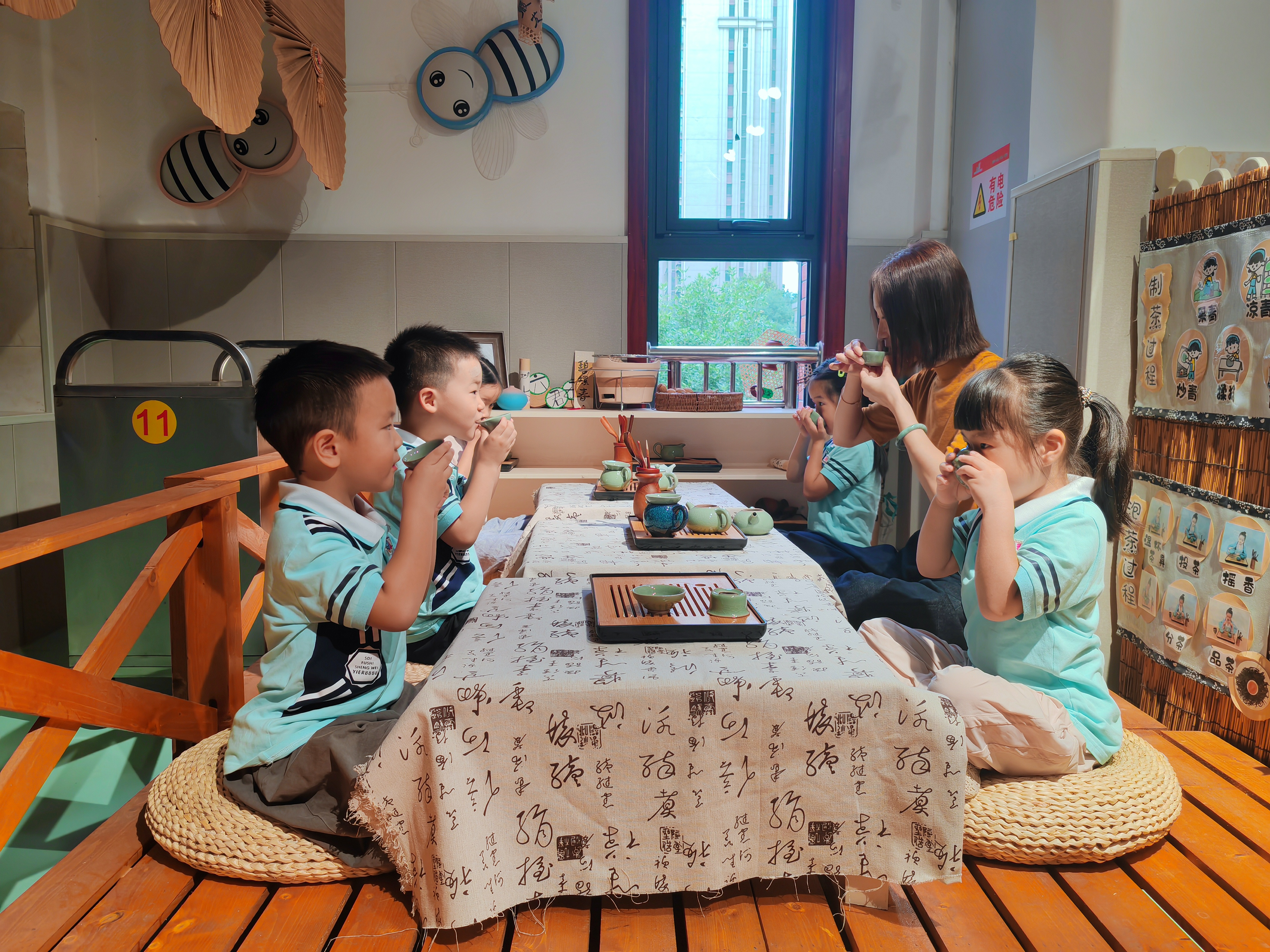 9月7日,在石家庄市新华区柏林幼儿园,孩子们体验品白露茶民俗,感受传统茶文化的独特韵味