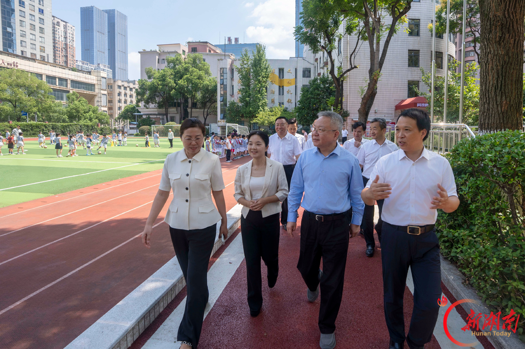 9月9日,沈晓明在育才小学走访慰问邓仕秀老师。