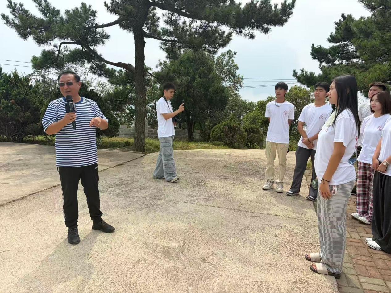 王鹏为实践团开展历史研学讲解