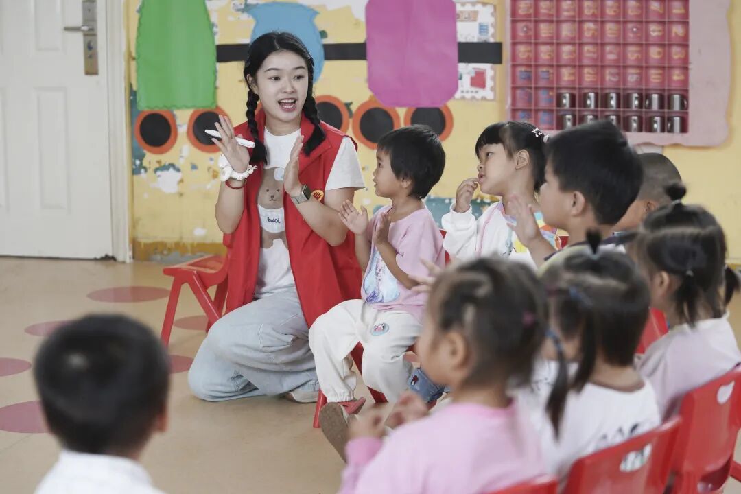 市蓓蕾幼儿园“蓓蕾红”学前教育流动服务队走进分宜县洋江镇中心幼儿园开展送教活动。记者赵春亮 摄