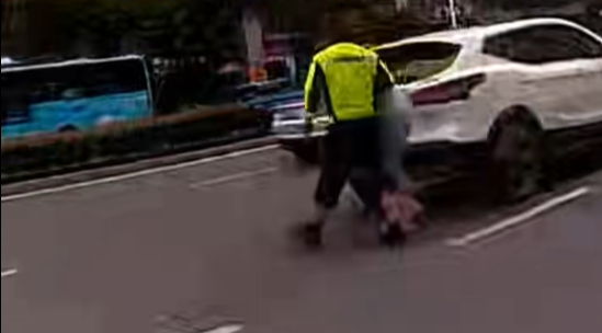 安徽男子开车途中接到母亲去世噩耗，情绪崩溃大哭无法驾车“我没有妈妈了”，交警接过方向盘送其一家赶往老家