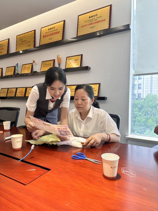 巧手制非遗 消保入人心 ——广发银行岳阳分行竹节包手工沙龙暨金融消保宣传活动