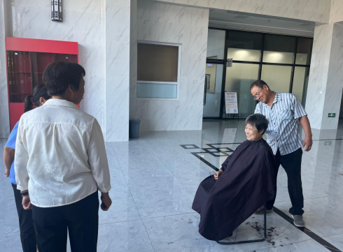 宁晋县麒麟社区开展爱心便民理发活动