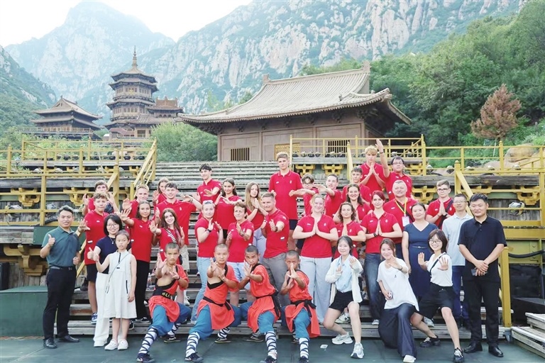 外国游客与登封嵩山《禅宗少林·音乐大典》演员合影。