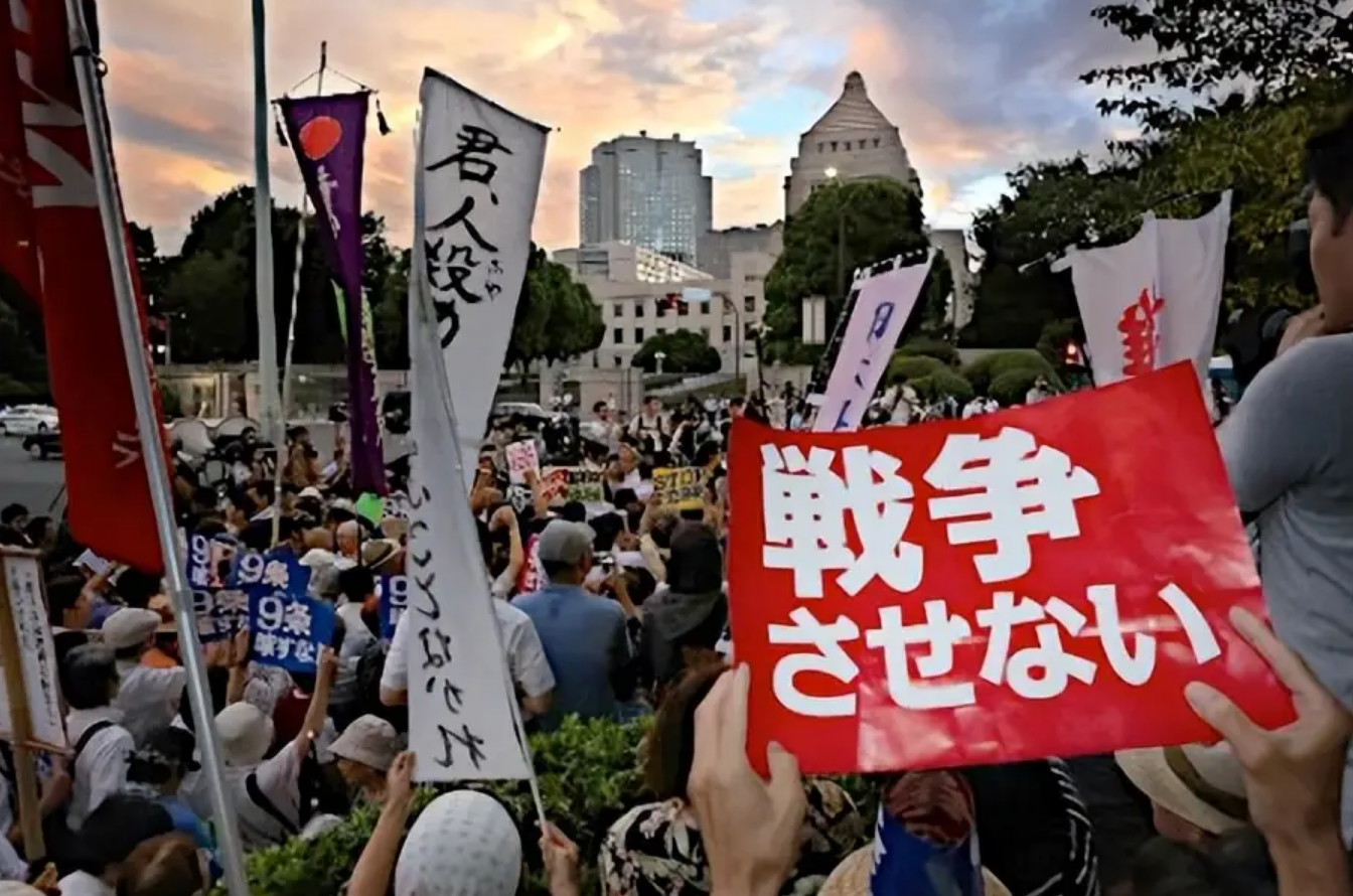 在当下的亚太形势中,日本发展军国主义,相比于威胁其他国家,对本国人民造成的伤害将更加严重。