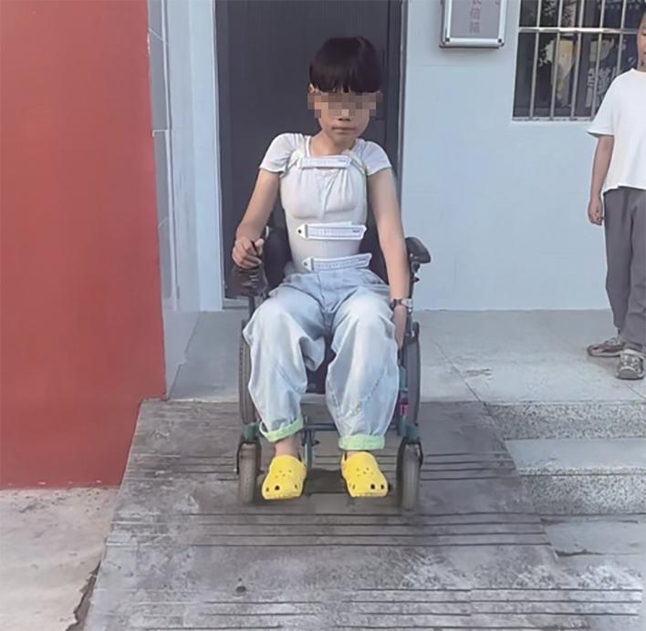 温晨阳坐着电动轮椅顺利通过坡道 受访者供图
