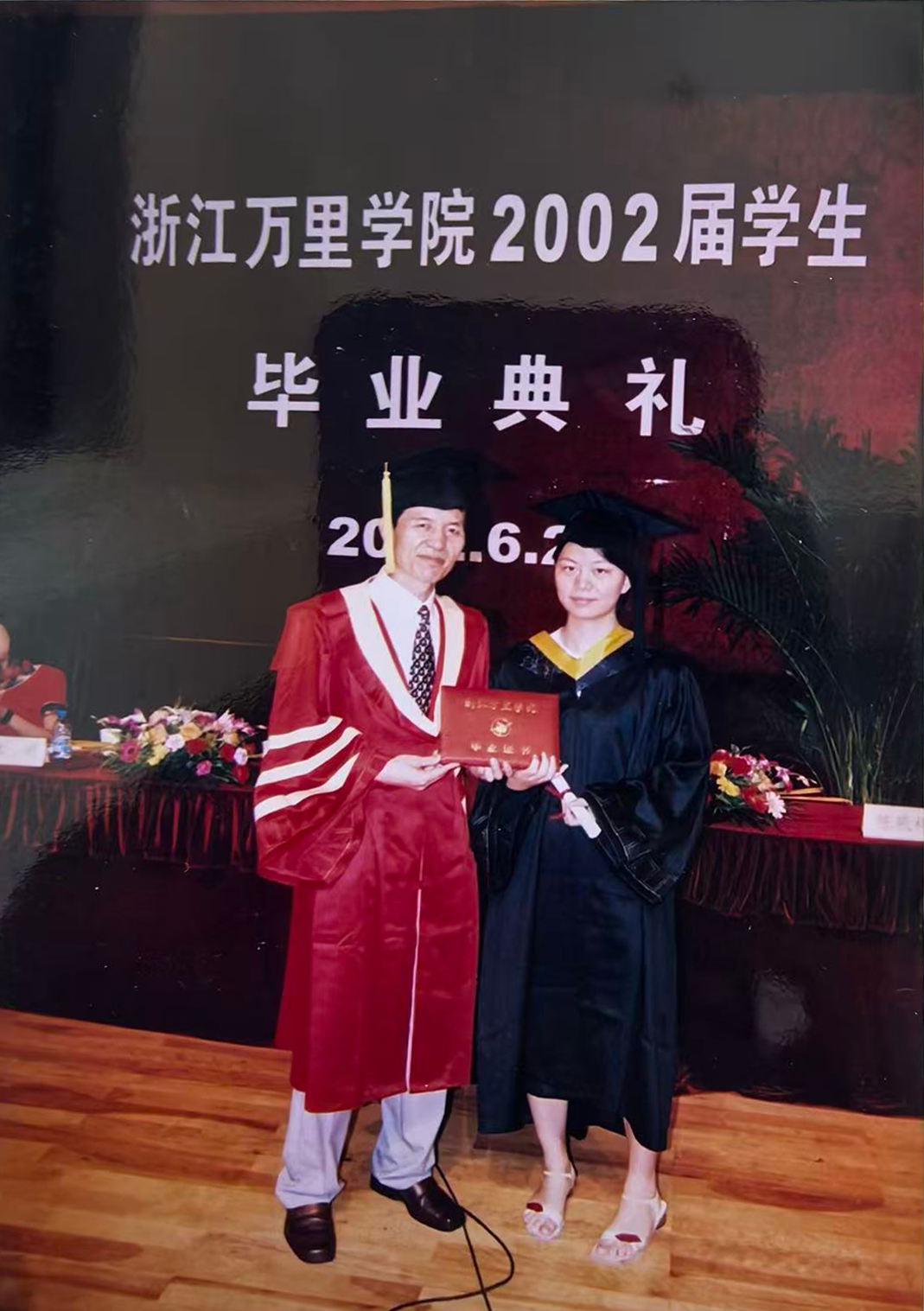 同一个学校、同一栋宿舍 母子两代万里人,这场重逢隔了27年