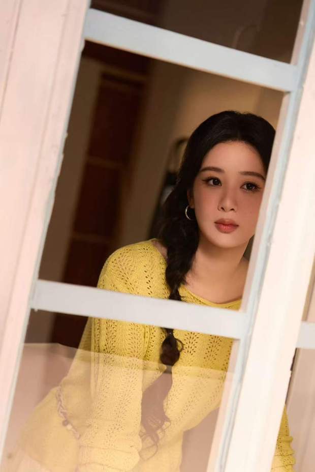 杨紫温柔沉静。