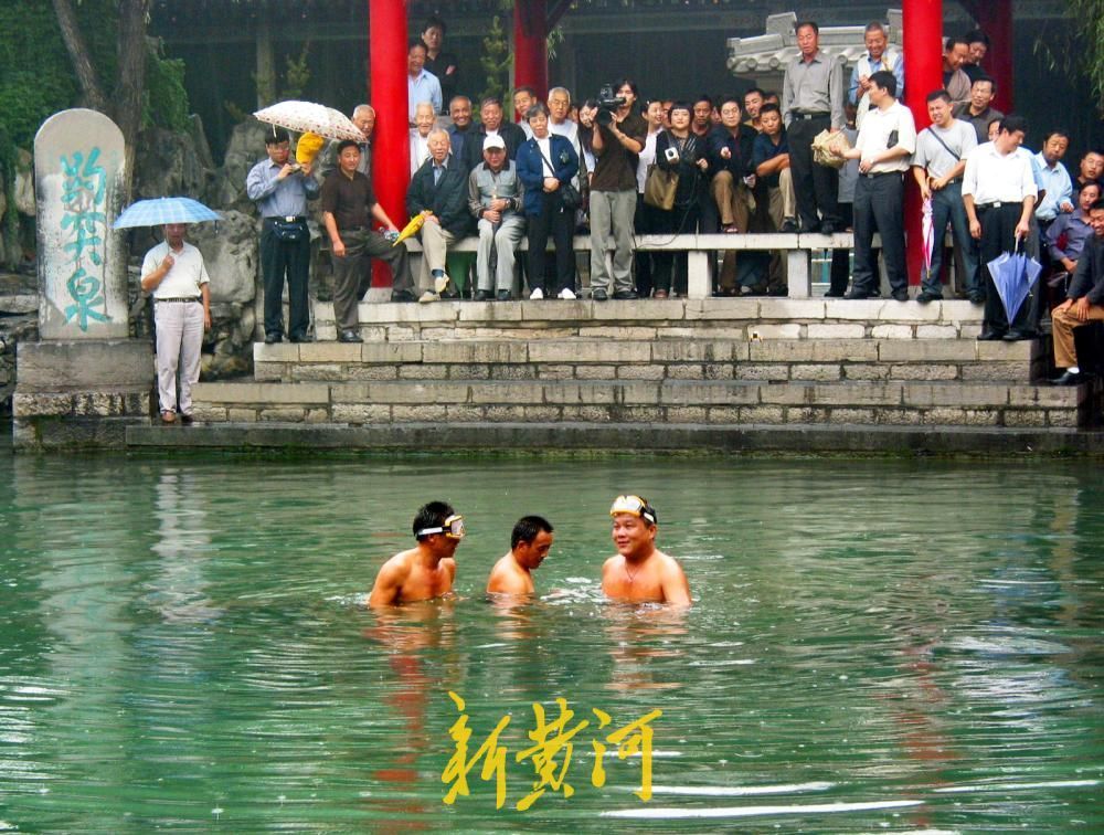 2003年9月6日，园林工人打开趵突泉泉口覆盖的木盖，趵突泉开始喷涌。