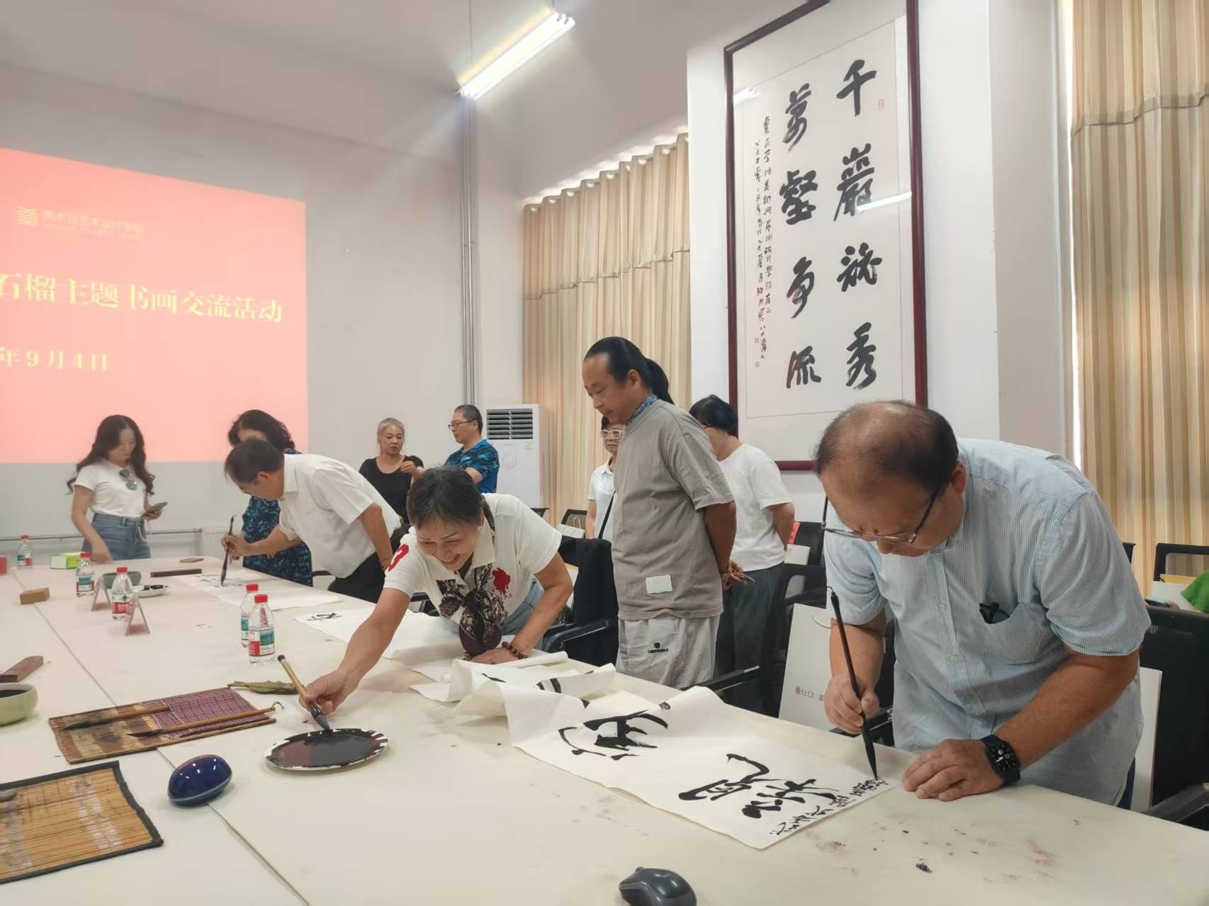 图为考察团成员与枣庄学院师生开展书法笔会交流，以笔墨为纽带增进两岸文化交流。