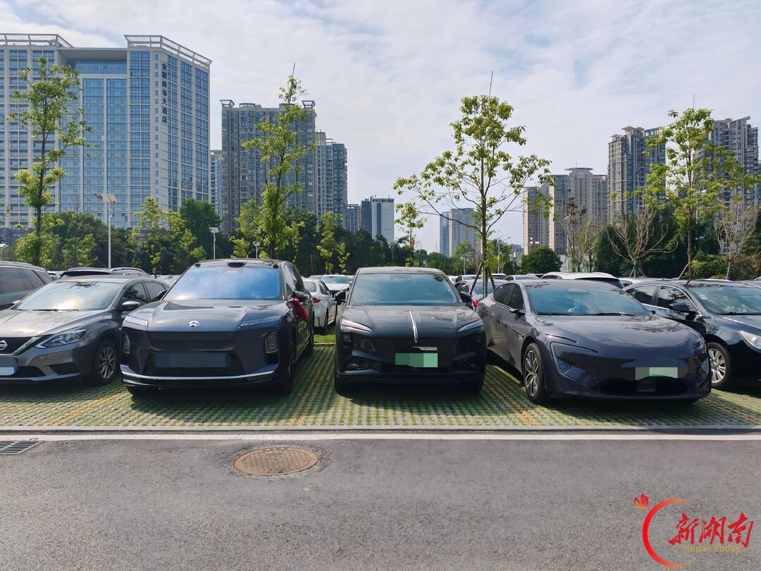 随着新能源宽体车型普及,“车变大、车位小”的矛盾正在成为不少市民日常出行的新烦忧