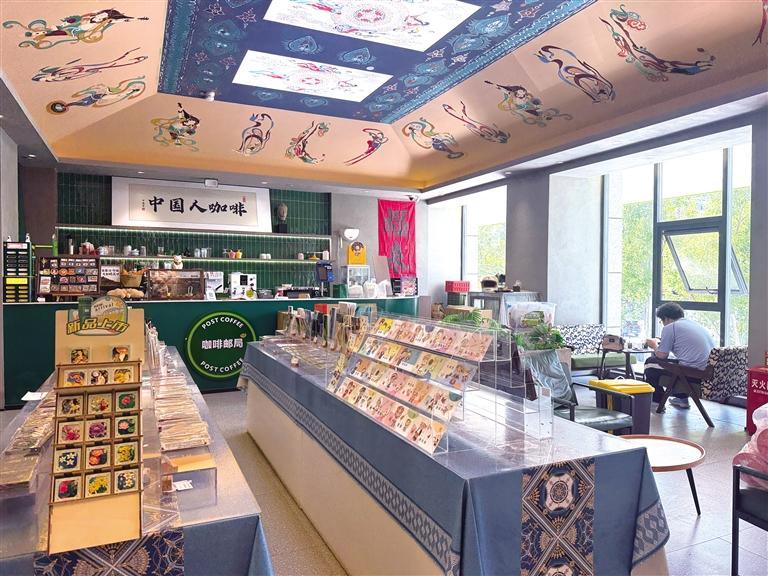 市民在城关区中邮信息大厦邮·COFFEE休息