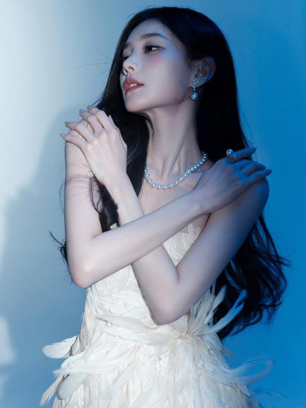 搜狐娱乐讯 日前，李一桐公开一组最新活动美照，照片里的她穿白色抹胸羽毛短裙，身材凹凸有致，性感大方。