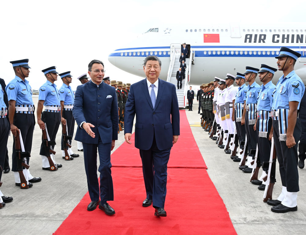 当地时间9月12日中午，国家主席习近平乘专机抵达新德里，应印度总理莫迪邀请，出席金砖国家领导人第十八次会晤。习近平抵达新德里帕拉姆空军基地时，印度政府高级官员热情迎接。新华社记者 谢环驰 摄