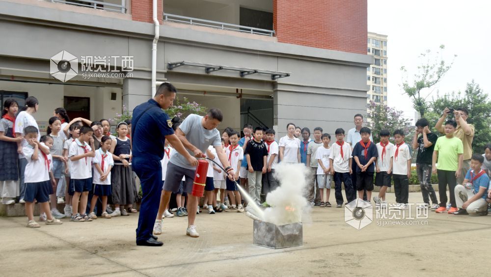 2026年9月3日,在江西景德镇市乐平市实验学校校园内,乐平市消防救援局人员正手把手指导师生使用灭火器灭火消防实战演练等。