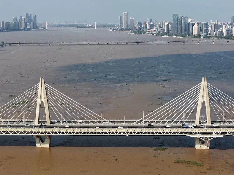 9月6日,航拍镜头中的赣江南昌段,洪峰过境