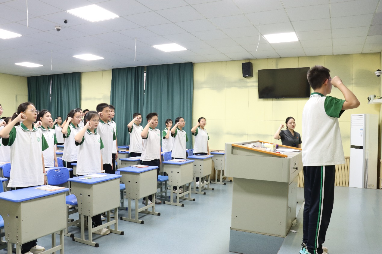 干警带领同学们宣誓