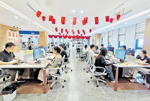 近日,在永年曜境智能OPC社区办公区内,学员参加“OPC种子培育计划”,学习AI知识。目前邯郸市永年区已有四家OPC社区,累计设置工位三百余个。本报记者 陈正摄