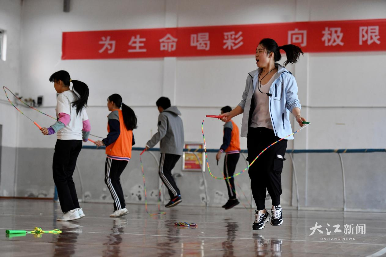 徐丽带学生训练跳绳