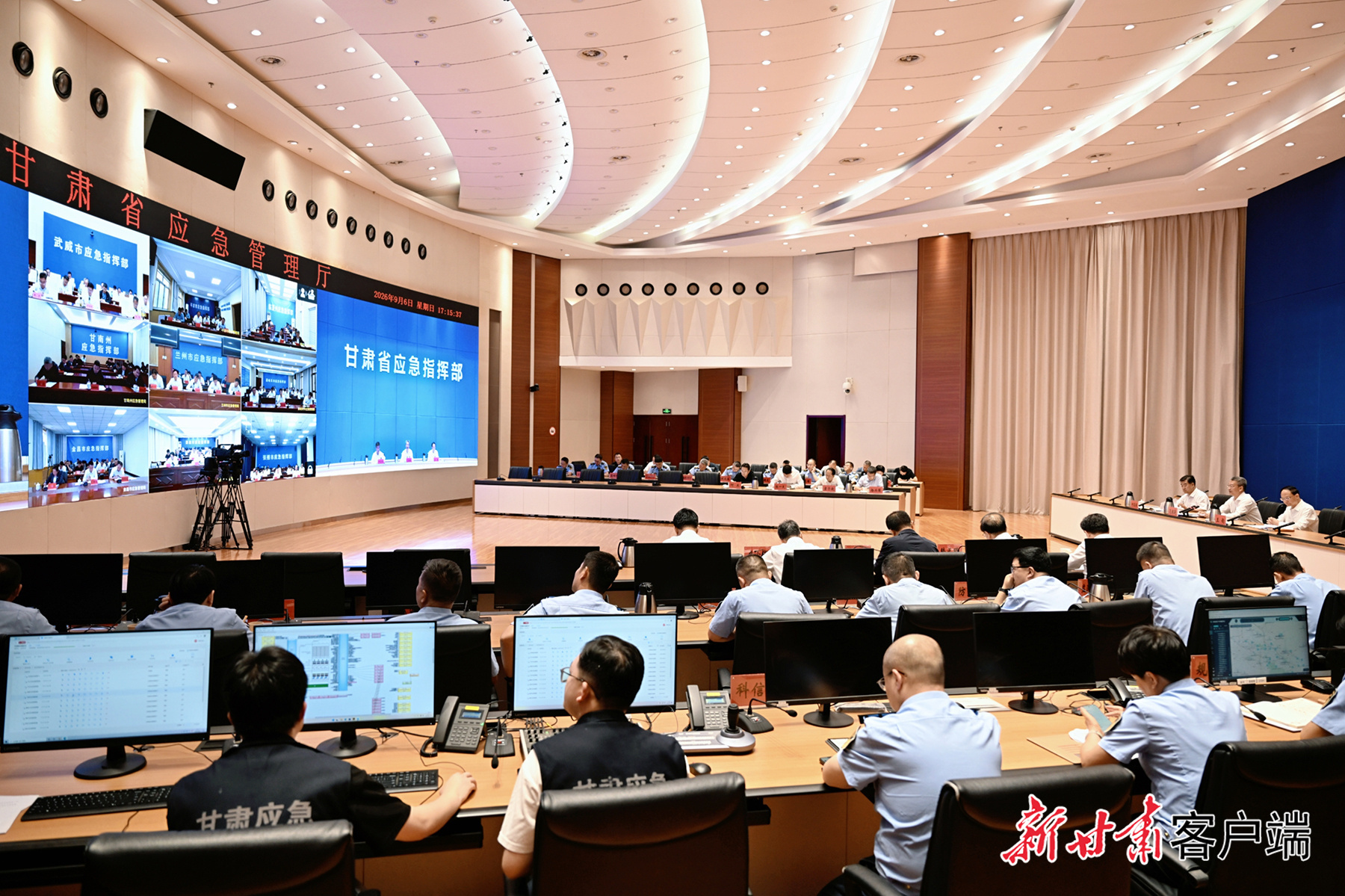 9月6日,省委副书记、代省长孔绍逊在省应急指挥部调度防汛减灾工作。新甘肃·甘肃日报记者 盛学卿