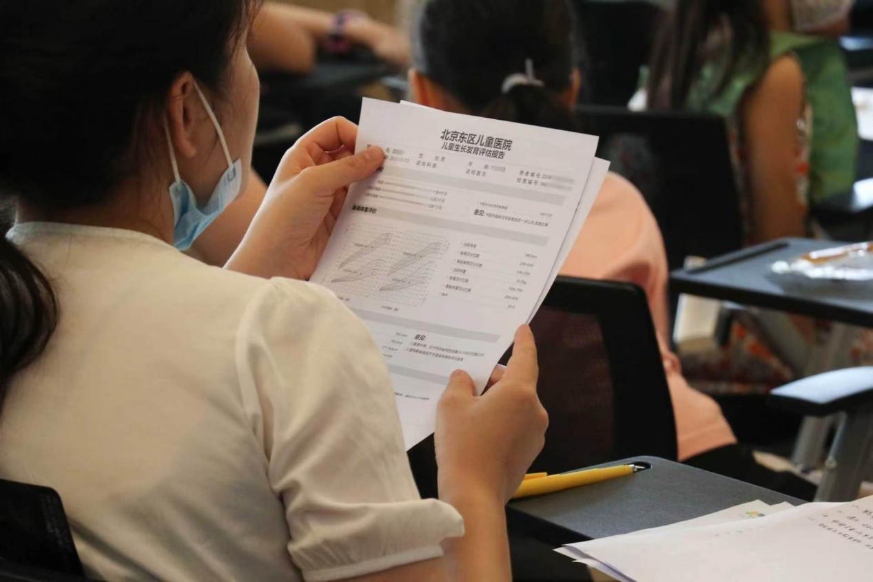 家长在身高管理课上学习身高知识