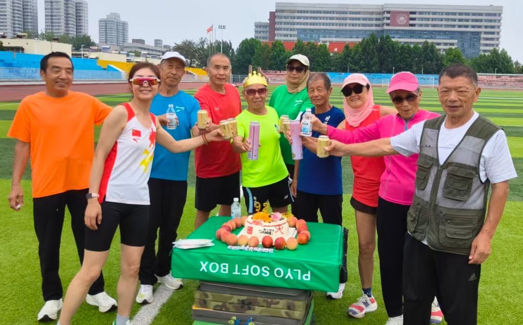 队友们为吕明璞庆祝生日。