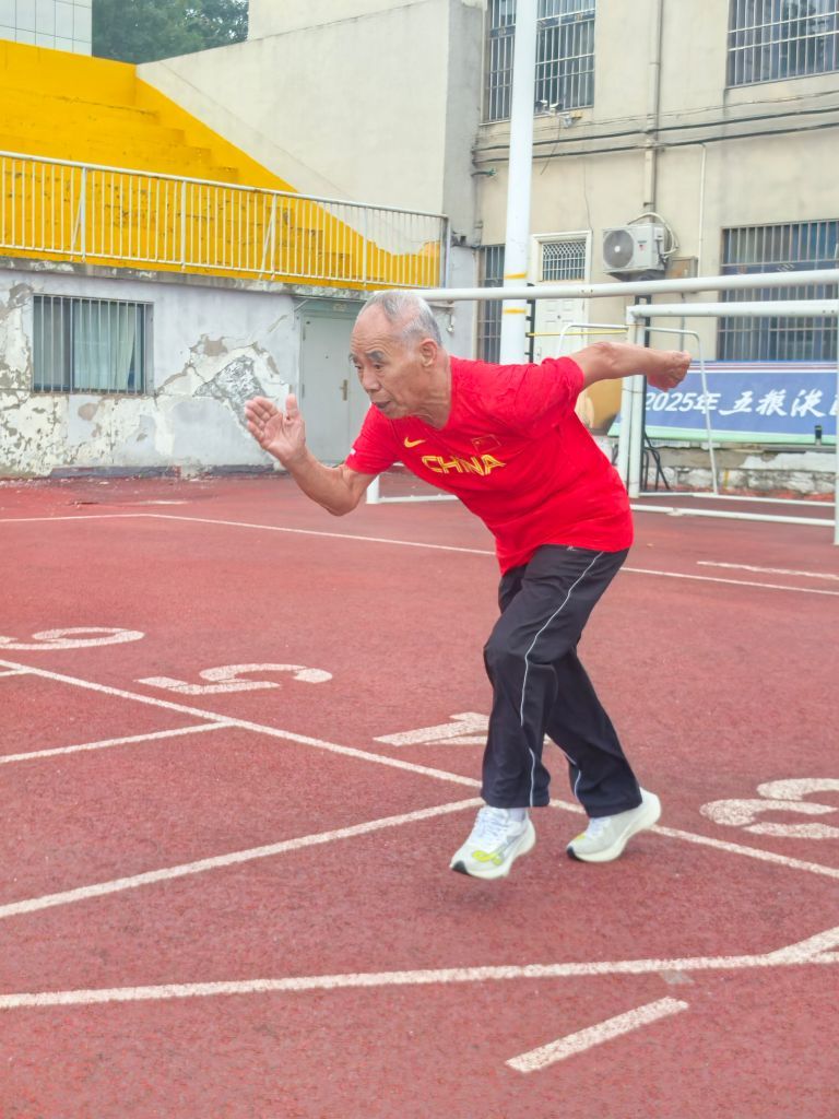 吕明璞正在进行田径训练。