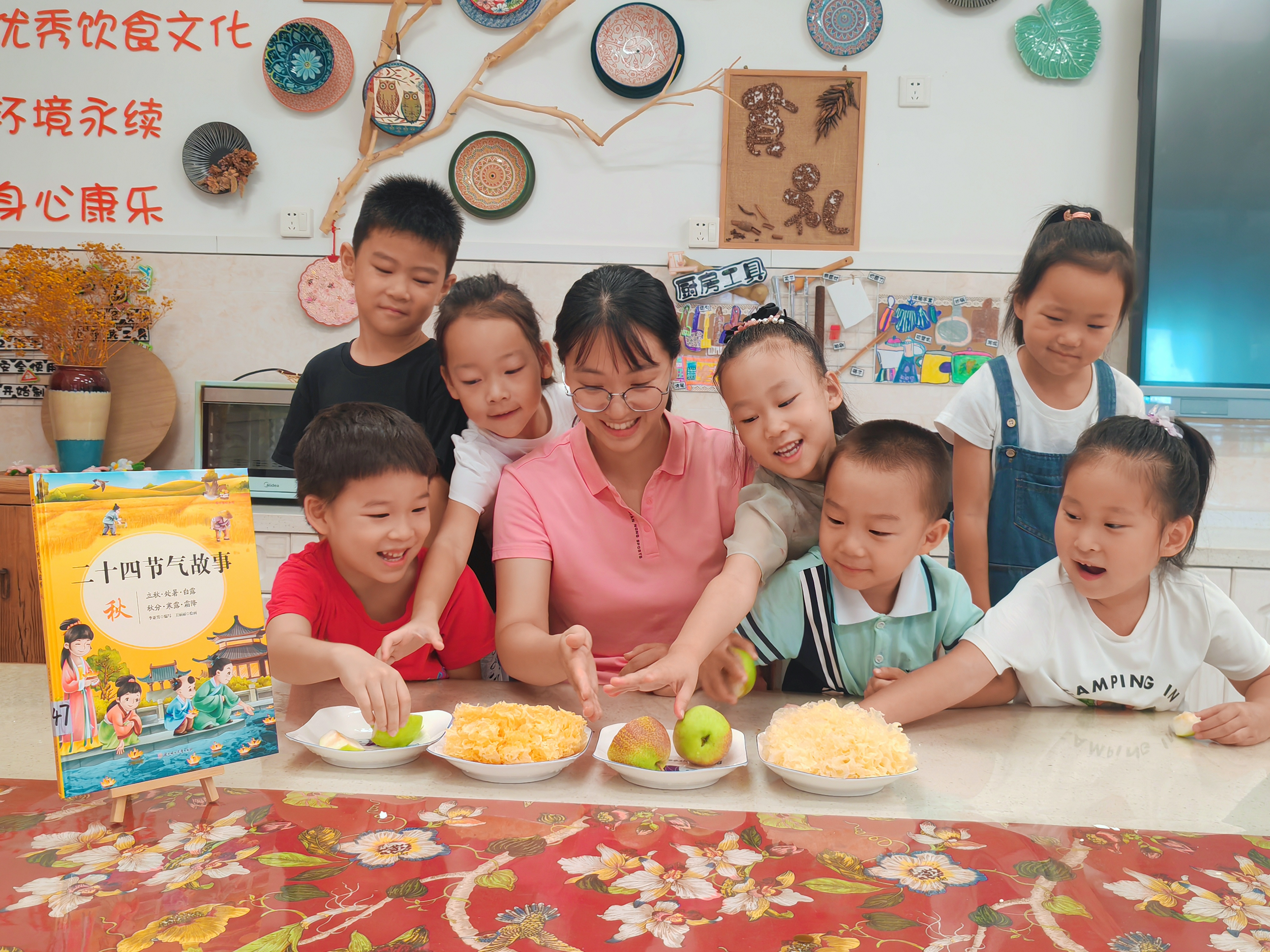 9月7日,在石家庄市新华区柏林幼儿园,老师带领小朋友认识白果,学习白露节气食材知识,感受传统节气饮食文化