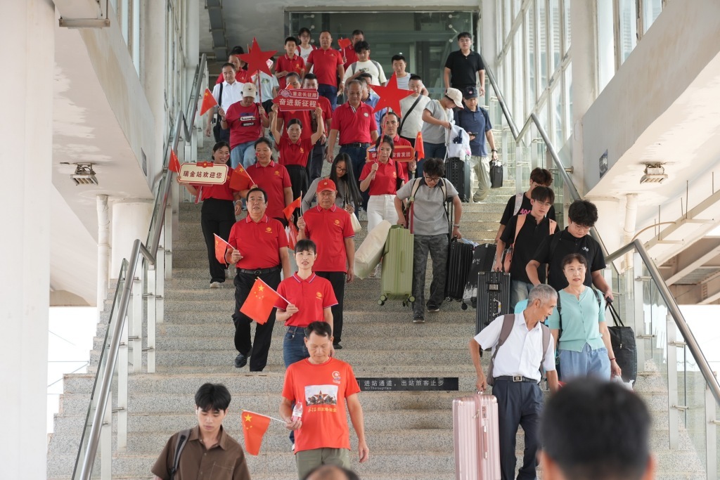 9月6日,准备乘坐瑞金至延安高铁首发列车的乘客走向站台。新华社 图