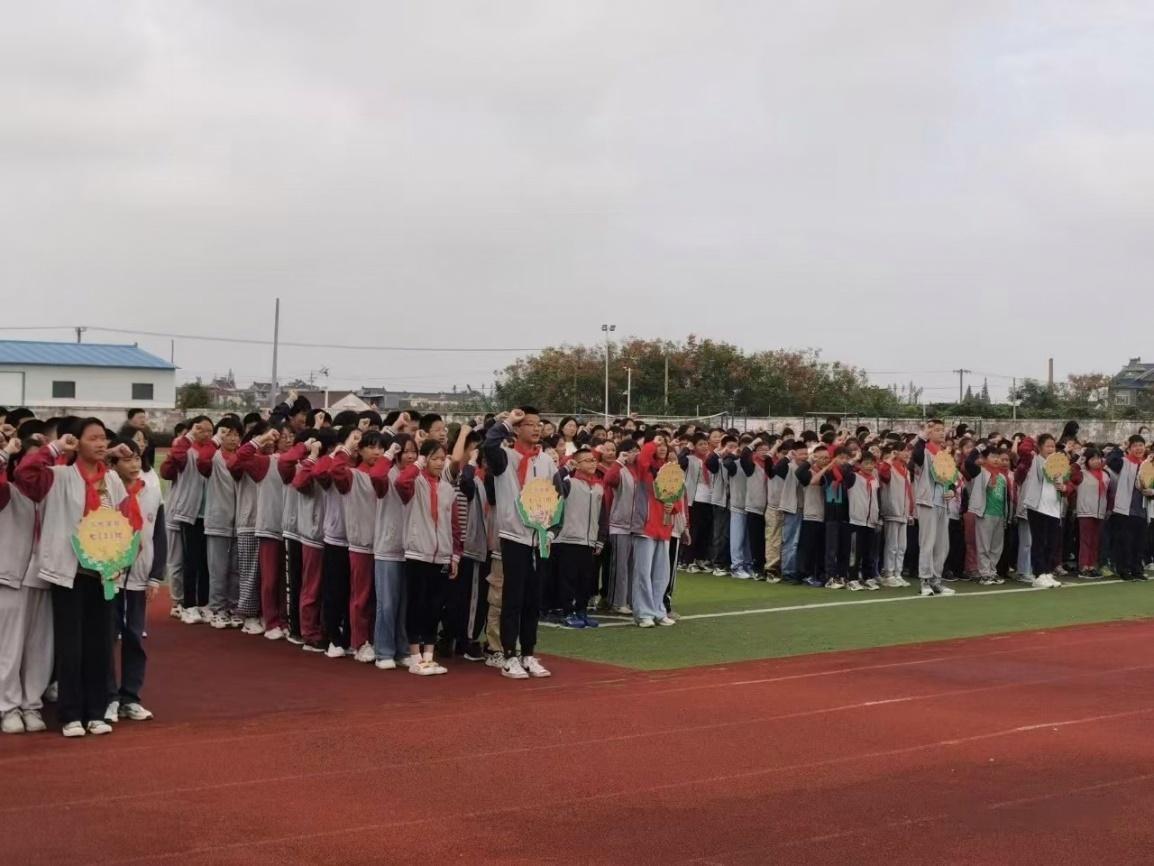 图注:师生在国旗下庄严宣誓