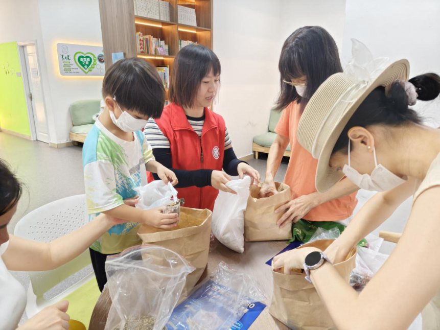 “艾香解压 彩绘舒心” 西乡街道福中福社区开展妇女手工减压系列活动