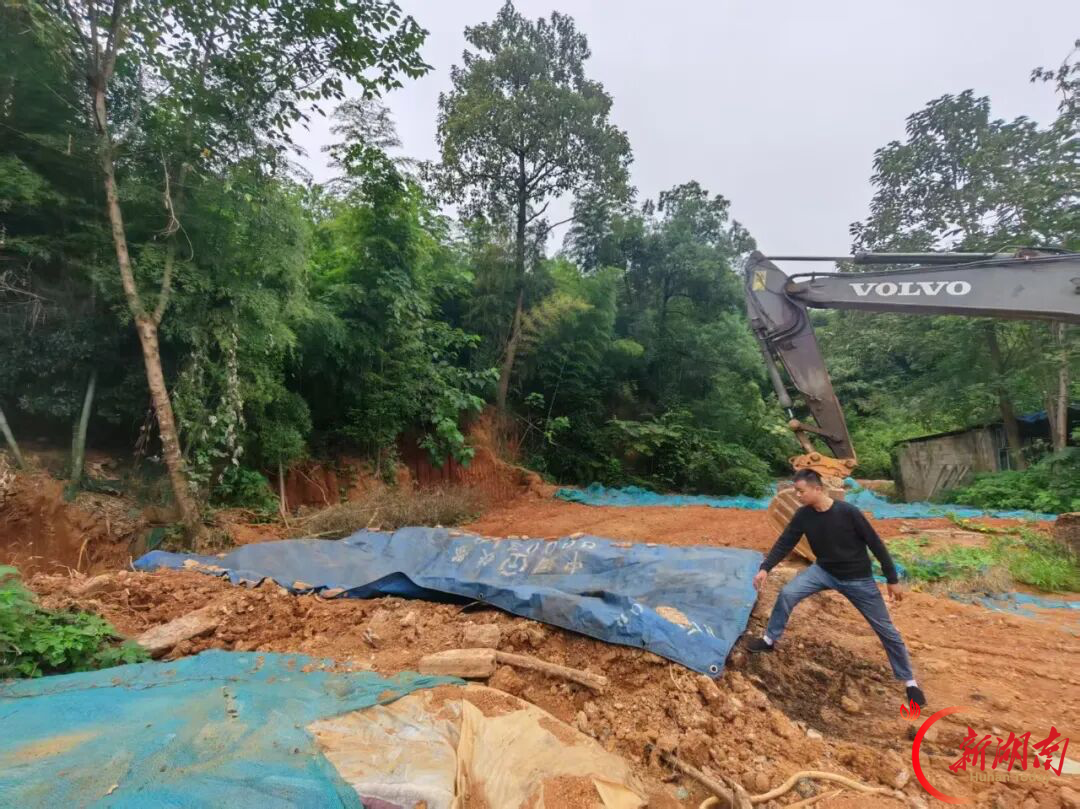 发酵粪堆。 秦政 摄