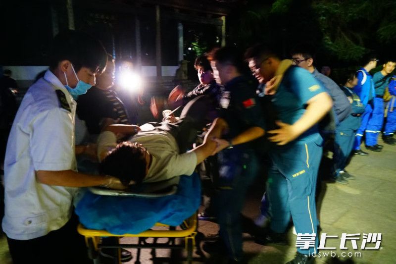 救助游客送医。