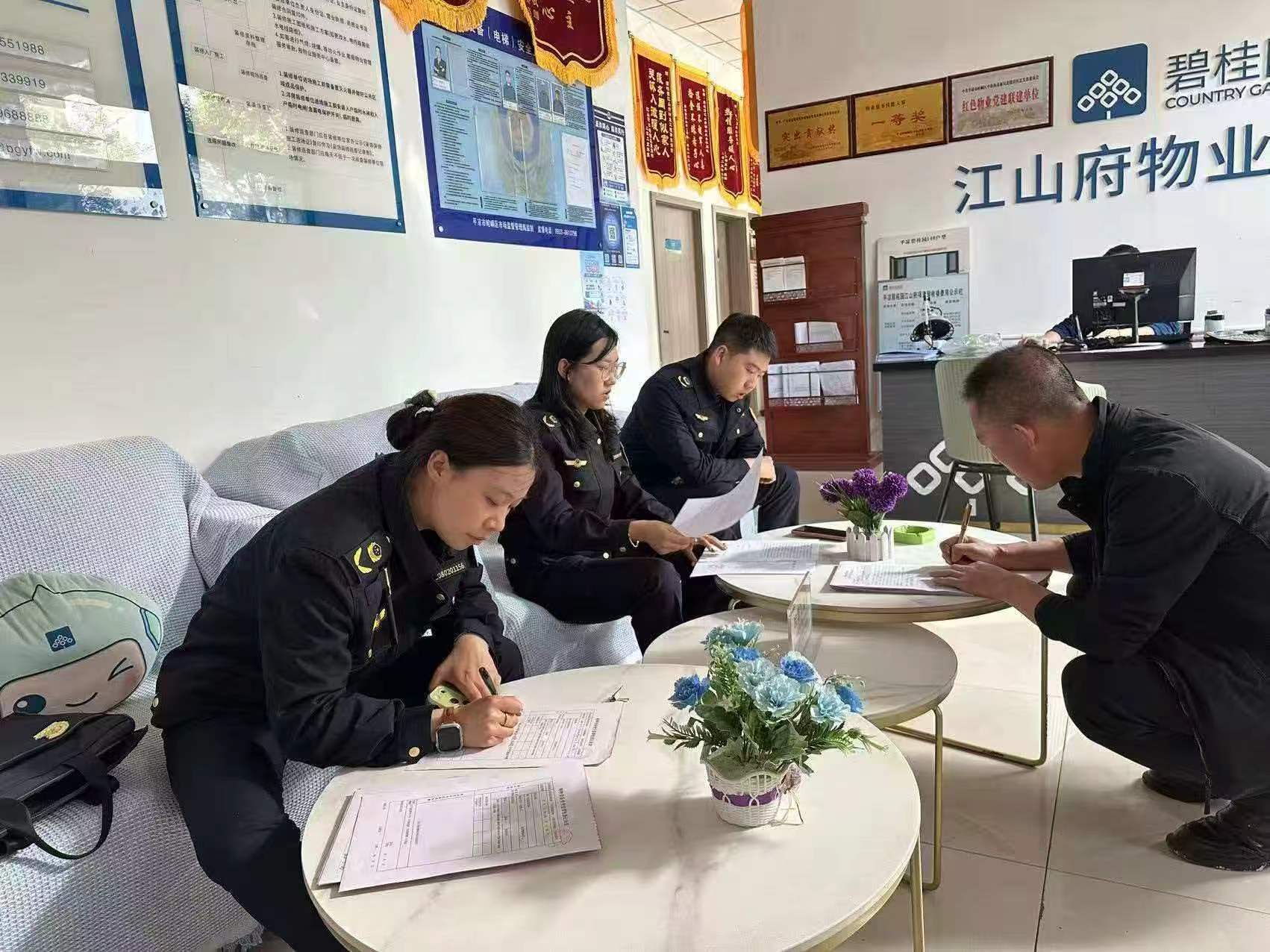 图为执法人员检查江山府物业.jpg