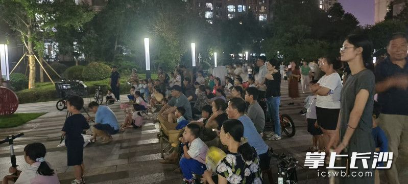 居民们看得非常投入。