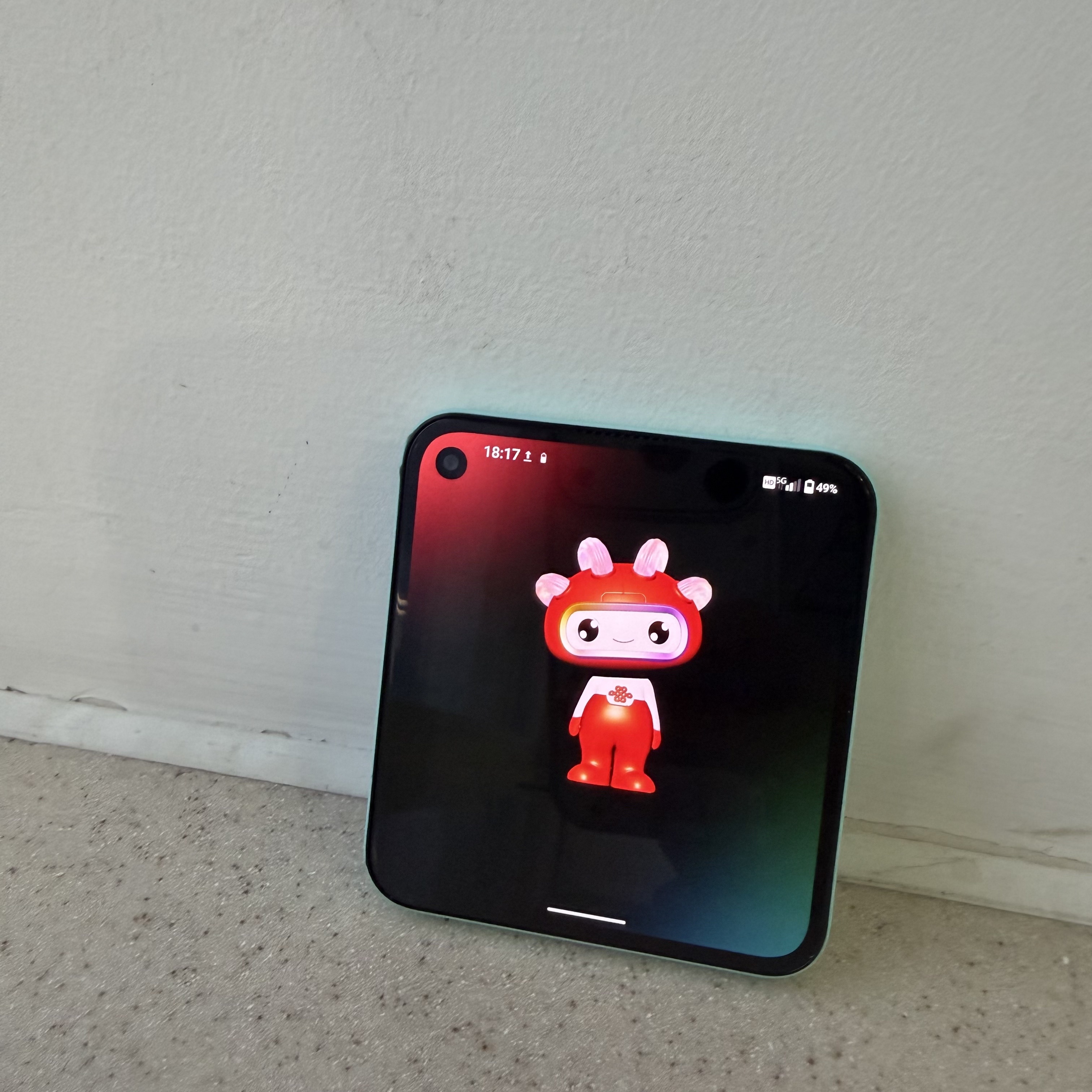 中国联通发布&ldquo;小魔方&rdquo;AI手机，4英寸机身主打全语音交互与端云协同