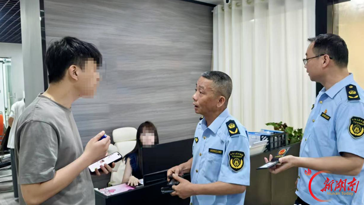 执法人员入企调查。