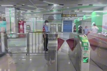 合肥盲人小哥记录下班路，地铁工作人员、路人等全程暖心接力