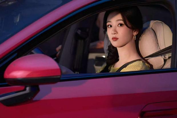 杨紫侧望窗外松弛随性。