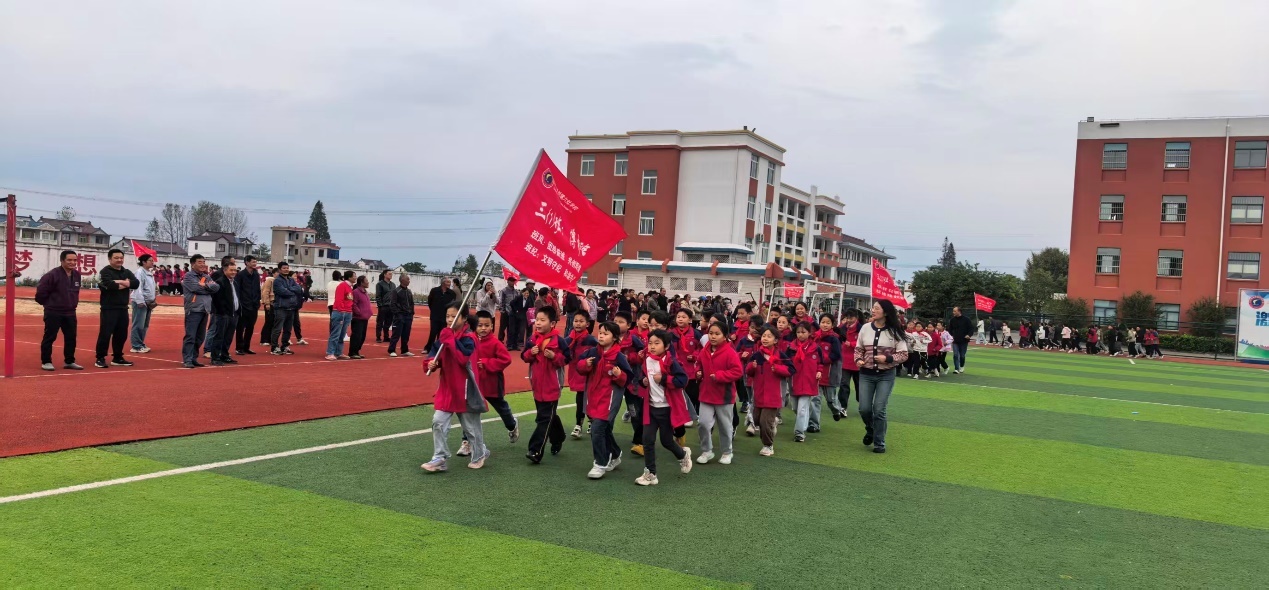 图注:校体育运动会入场式