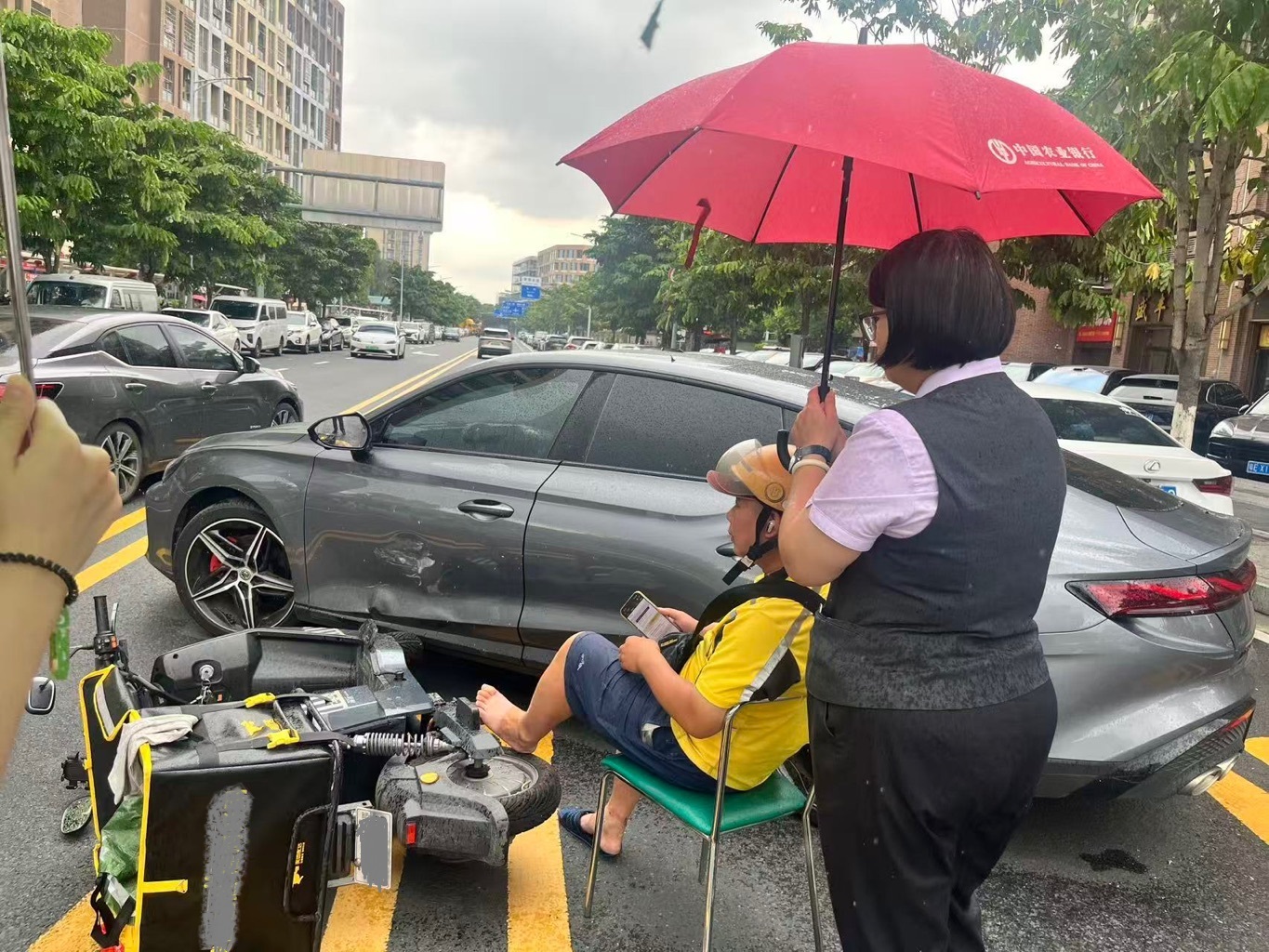 农行佛山石华支行:紧急救助雨天事故伤者
