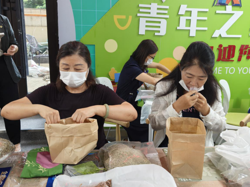 “艾香解压 彩绘舒心” 西乡街道福中福社区开展妇女手工减压系列活动