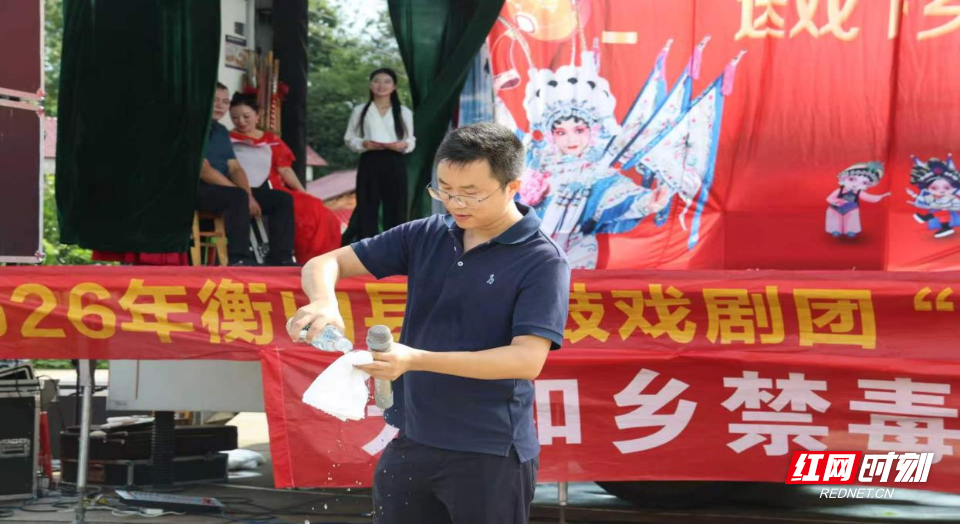 老林村送戏下乡活动现场，工作人员演示逃生技能。
